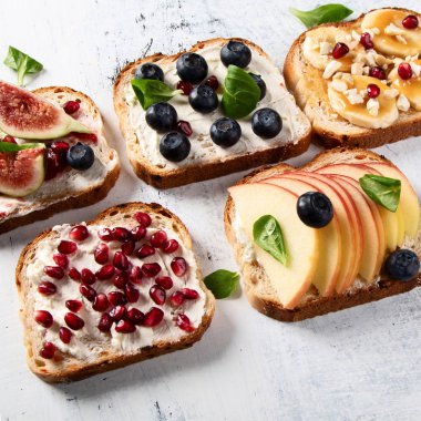 Kahvaltı için sağlıklı yaz tost. Üstten görünüm