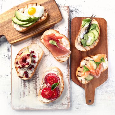 Küçük sandviç ayarla. İtalyan bruschetta veya İspanyolca tapas 