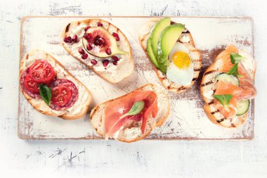 Küçük sandviç ayarla. İtalyan bruschetta veya İspanyolca tapas 