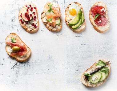 Küçük sandviç ayarla. İtalyan bruschetta veya İspanyolca tapas 