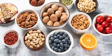 Sağlıklı aperatifler. Masada üstten görünüm kase. Sağlıklı gıda kavramı 