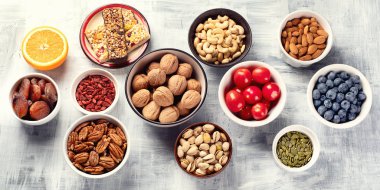 Sağlıklı aperatifler. Masada üstten görünüm kase. Sağlıklı gıda kavramı 