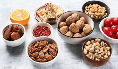 Sağlıklı aperatifler. Masada üstten görünüm kase. Sağlıklı gıda kavramı 