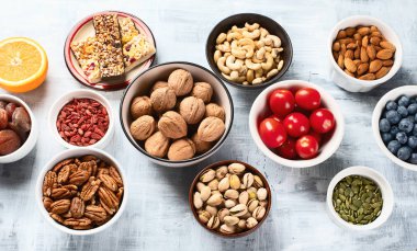 Sağlıklı aperatifler. Masada üstten görünüm kase. Sağlıklı gıda kavramı 