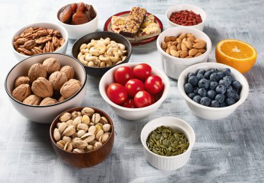 Sağlıklı aperatifler. Masada üstten görünüm kase. Sağlıklı gıda kavramı 