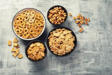 Kraker ve patlamış mısır karışımı ile kase. Üstten görünüm