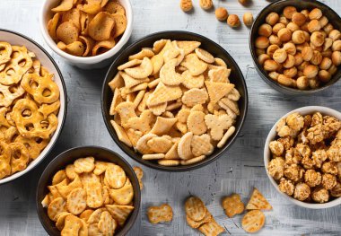 Kraker ve patlamış mısır karışımı ile kase. Üstten görünüm