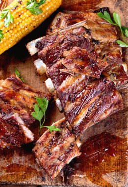 Domuz kaburga ile Mısır ahşap bir gemide. Amerikan Mutfagi. Yukarıdan görüntülemek.