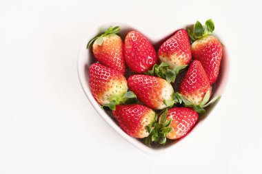 Kalp şekli kase taze çilek. Sağlıklı gıda kavramı. üstten görünüm
