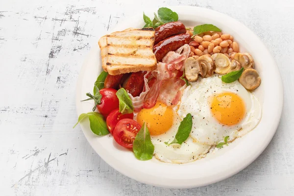 Traditionell Engelsk Frukost Med Stekt Ägg Korv Bönor Svamp Och — Stockfoto