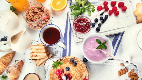 Υγιεινό Και Νόστιμο Πρωινό Στο Τραπέζι Της Κουζίνας Top View — Φωτογραφία Αρχείου