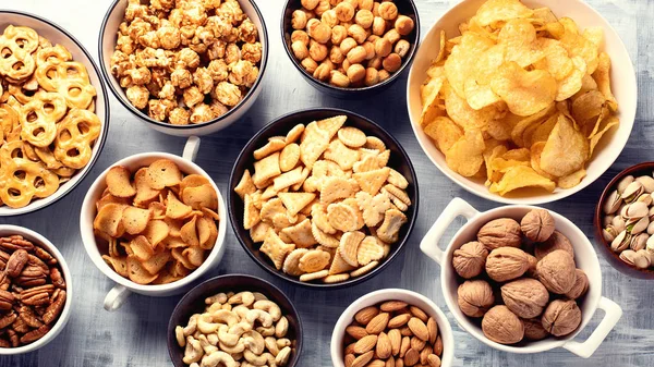 Különböző Típusú Ételek Chips Dió Pattogatott Kukorica Tálat Táblázat Háttere — Stock Fotó