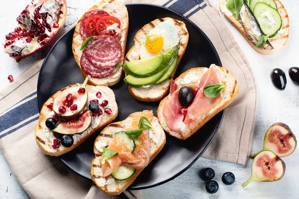 Sandwiches Set Vorhanden Italienische Bruschetta Oder Spanische Tapas — Stockfoto