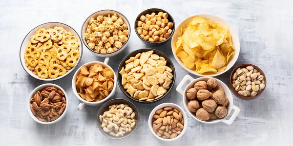 Diferentes Tipos Bocadillos Papas Fritas Nueces Palomitas Maíz Cuencos Sobre — Foto de Stock