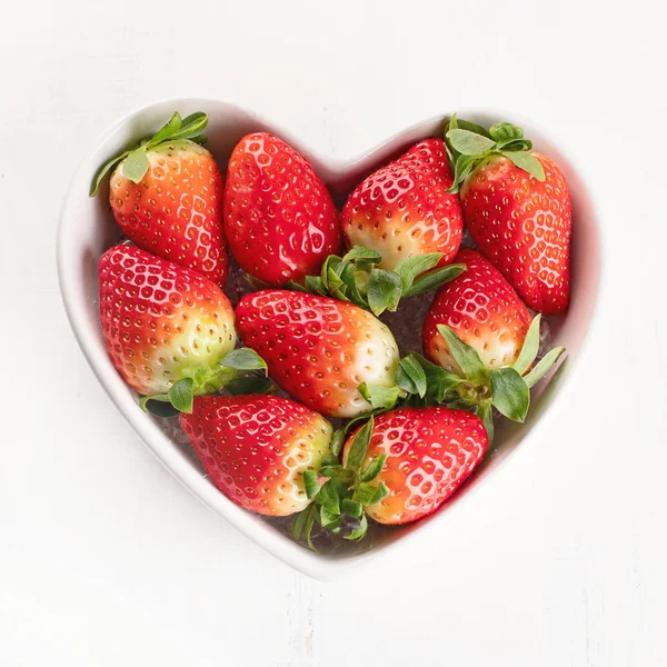 Morangos Frescos Forma Coração Tigela Conceito Alimentação Saudável Vista Superior — Fotografia de Stock