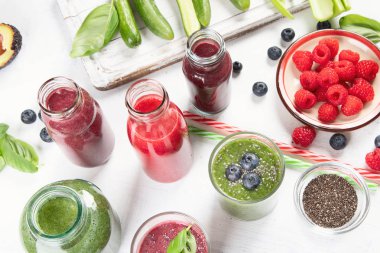 Taze sebze ve meyve smoothies cam şişelerde. Sağlıklı diyet ve detoks kavramı