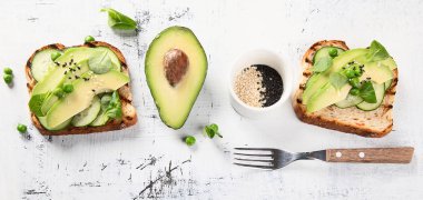 Aavocado tost. Sağlıklı vejetaryen ve diyet kavramı. Üstten görünüm