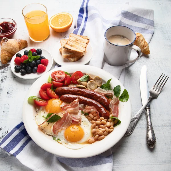 Traditioneel Engels Ontbijt Met Gebakken Eieren Worstjes Bonen Champignons Spek — Stockfoto