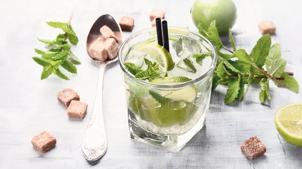 Mojito Cocktail Drinken Met Limoen Munt — Stockfoto