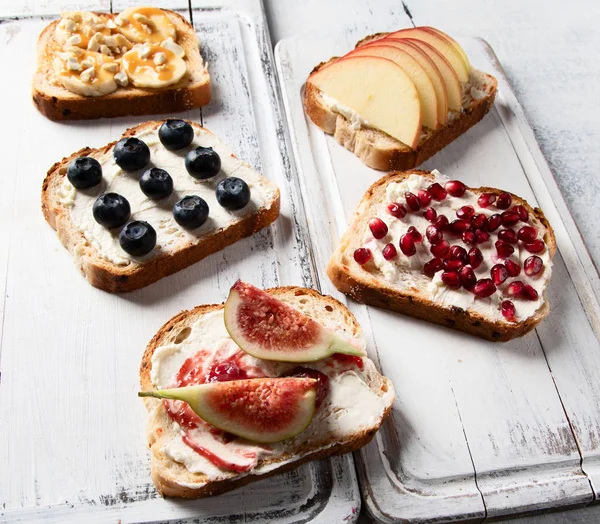 Kahvaltı için sağlıklı yaz tost. Üstten görünüm