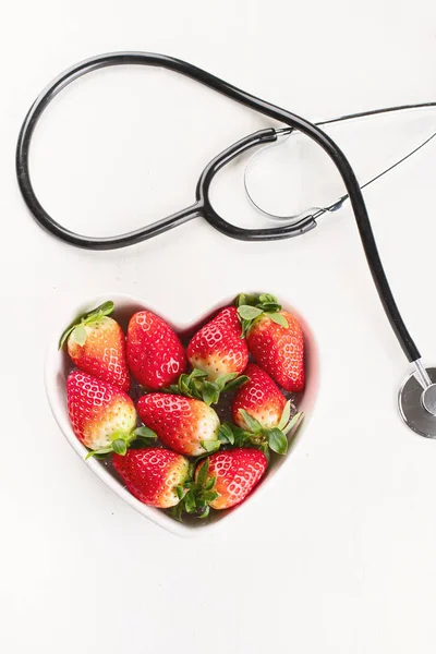 新鲜的草莓在心形碗 健康食品概念 顶部视图 — 图库照片
