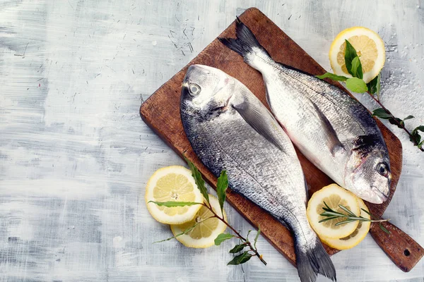 Pescado Dorado Crudo Con Especias Tabla Cortar Madera Vista Superior —  Fotos de Stock