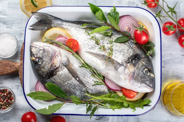 Çiğ dorado balık veya çipura. Heallthy beslenme. Üstten görünüm 