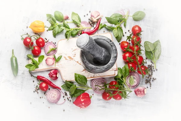 Taze sebze ve otlar. Sağlıklı gıda arka plan. Üstten görünüm 