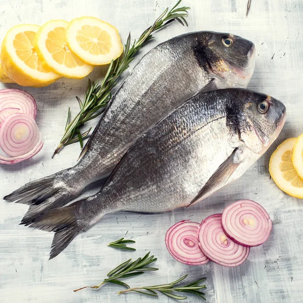 Çiğ dorado balık ahşap kesme tahtası üzerinde baharatlar ile. Üstten görünüm 