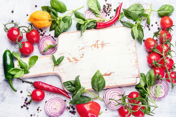 Taze sebze ve otlar. Sağlıklı gıda arka plan. Üstten görünüm 