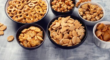 Kraker ve patlamış mısır karışımı. Üstten görünüm