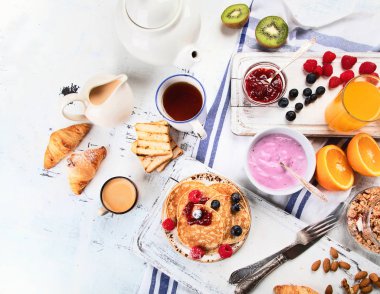 Sağlıklı lezzetli kahvaltı. Üstten görünüm