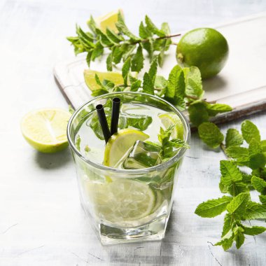 Mojito kokteyl içki limon ve nane ile
