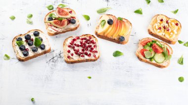 Kahvaltı için sağlıklı yaz tost. Üstten görünüm