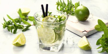 Mojito kokteyl içki limon ve nane ile
