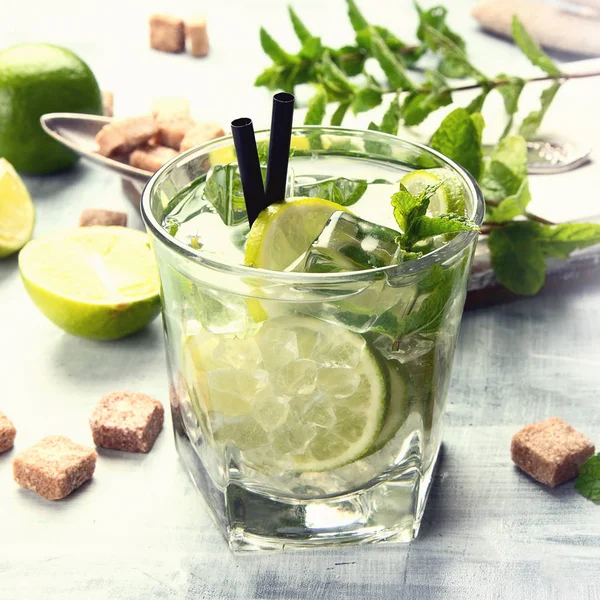 Mojito Cocktail Drinken Met Limoen Munt — Stockfoto