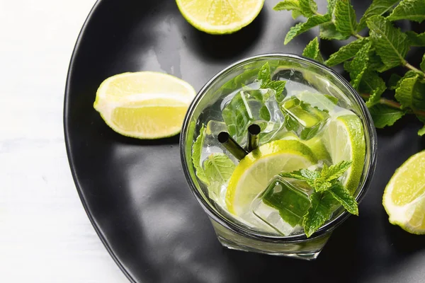 Mojito Cocktail Drinken Met Limoen Munt — Stockfoto