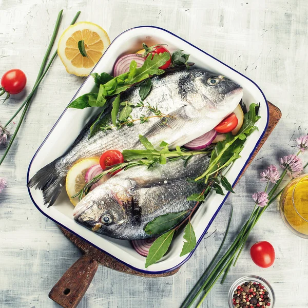 Çiğ dorado balık veya çipura. Heallthy beslenme. Üstten görünüm 