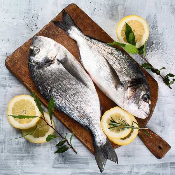 Roher Dorado Fisch Mit Gewürzen Auf Einem Holzschneidebrett Ansicht Von — Stockfoto