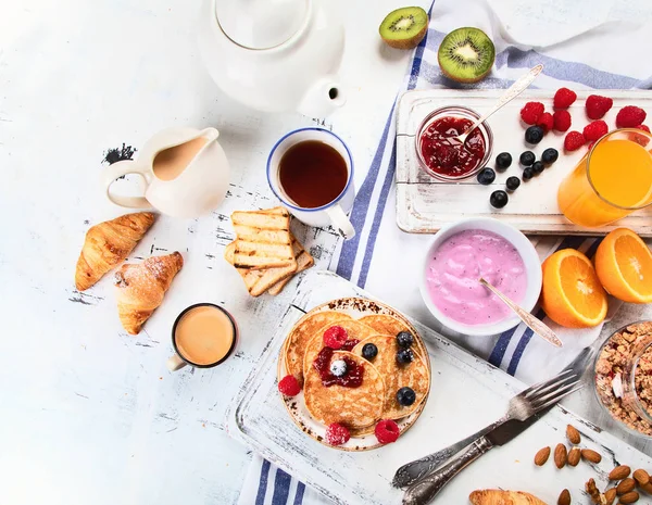 Sağlıklı lezzetli kahvaltı. Üstten görünüm