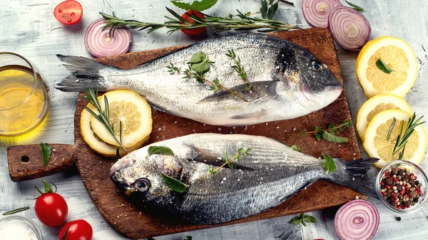 Poisson Dorado Cru Avec Épices Sur Planche Découper Bois Vue — Photo