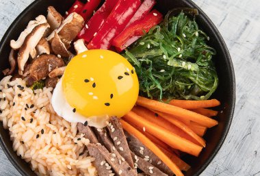 Bibimbap - pirinç, sebze, sığır eti ile geleneksel Kore yemek 