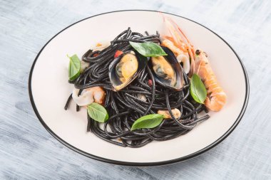 Deniz ürünleri ile İtalyan makarna. Spagetti Vongole