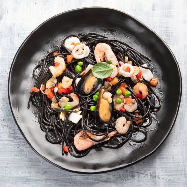 Siyah deniz mahsulleri spagetti. Siyah gıda natürmort 