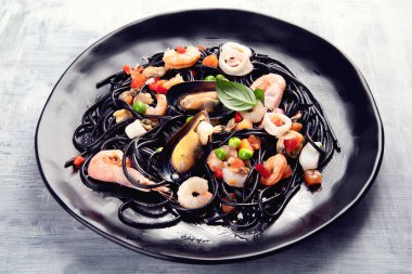 Siyah deniz mahsulleri spagetti. Siyah gıda natürmort 