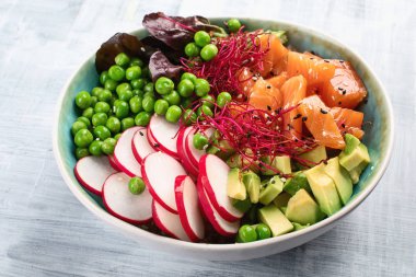 Ham organik Ahi somon Poke kase. Üstten görünüm
