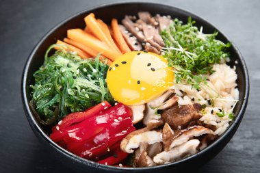 Bibimbap - pirinç, sebze, sığır eti ile geleneksel Kore yemek 