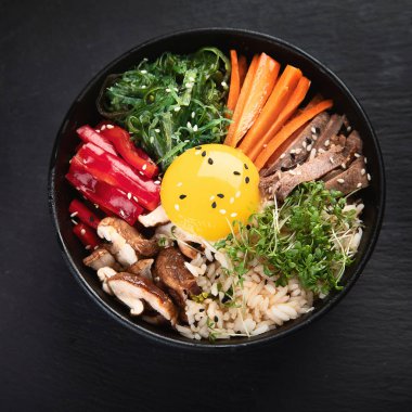 Bibimbap - pirinç, sebze, sığır eti ile geleneksel Kore yemek 