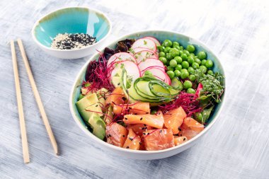 Ham organik Ahi somon Poke kase. Üstten görünüm