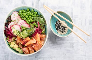 Ham organik Ahi somon Poke kase. Üstten görünüm
